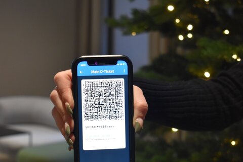 Deutschlandticket vor Weihnachtsbaum